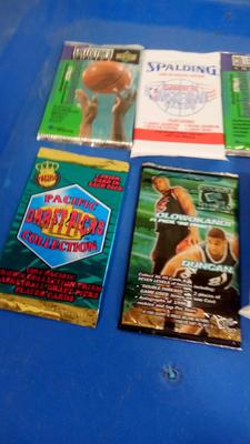 LOT 20 SIX PACKS OF VINTAGE BASKETBALL CARDS