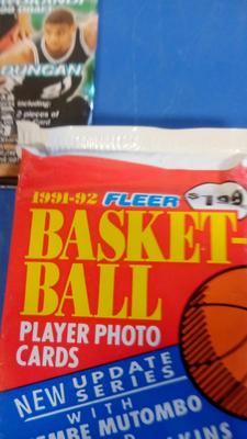 LOT 20 SIX PACKS OF VINTAGE BASKETBALL CARDS