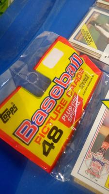 LOT 22 TWO JUMBO PACKS OF VINTAGE BASEBALL CARDS