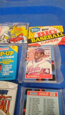 LOT 24 9 PACKS OF VINTAGE BASEBALL CARDS