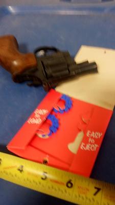 LOT 25 TOY CAP GUN WITH SOME CAPS