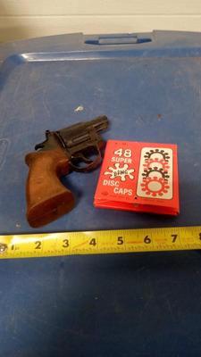 LOT 25 TOY CAP GUN WITH SOME CAPS