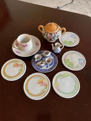 VINTAGE TEAPOT AND MINI TEA SET