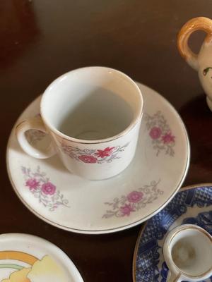 VINTAGE TEAPOT AND MINI TEA SET