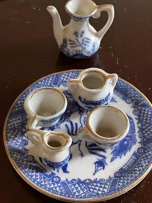 VINTAGE TEAPOT AND MINI TEA SET