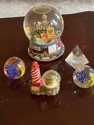 NEW YORK BLOOMINGDALES MUSICAL SNOW GLOBE, 2 PAPERWEIGHTS, LIGHTHOUSE SNOW GLOBE
