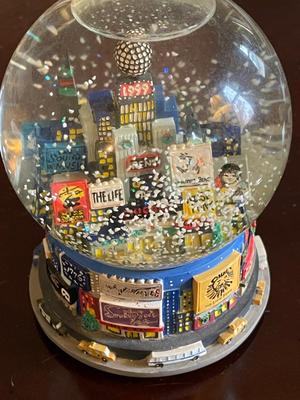 NEW YORK BLOOMINGDALES MUSICAL SNOW GLOBE, 2 PAPERWEIGHTS, LIGHTHOUSE SNOW GLOBE