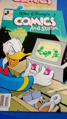 LOT 33 FIVE VINTAGE WALT DISNEY COMIC BOOKS