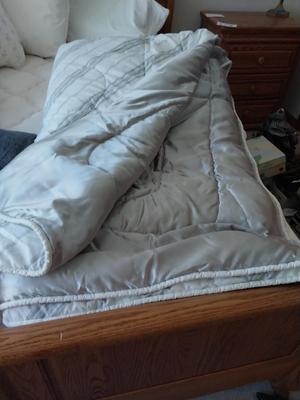 Queen Reversable Comforter and Blanket