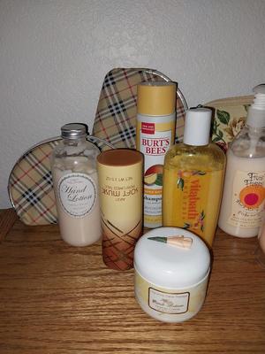 Ladies Manicure Kit-Lotions-Soaps-Cosmetic Bags