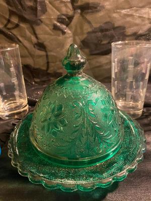 A VARIETY OF PRETTY TIARA GLASS