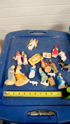 LOT 37 LOT OF VINTAGE NATIVITY FIGURES