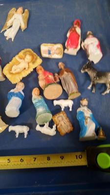 LOT 37 LOT OF VINTAGE NATIVITY FIGURES