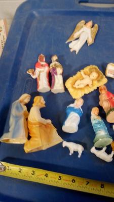 LOT 37 LOT OF VINTAGE NATIVITY FIGURES
