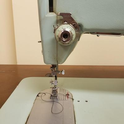 Singer Zig Zag Sewing Machine in Cabinet (BS-KD)