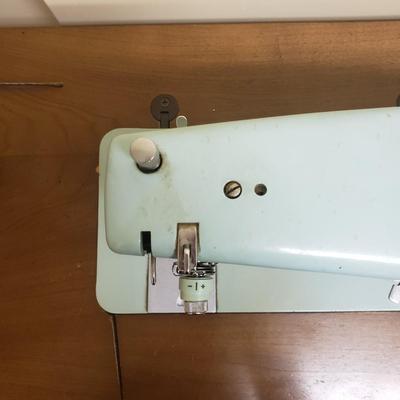 Singer Zig Zag Sewing Machine in Cabinet (BS-KD)