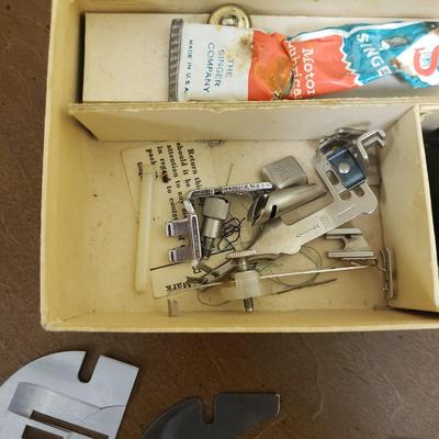 Singer Zig Zag Sewing Machine in Cabinet (BS-KD)