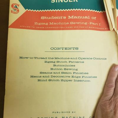 Singer Zig Zag Sewing Machine in Cabinet (BS-KD)