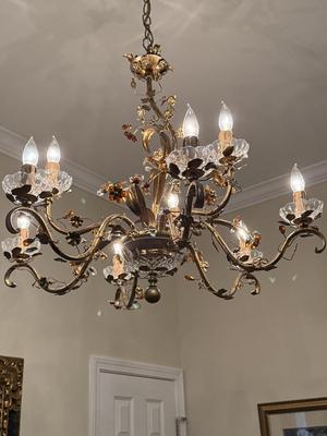 Stunning chandelier, retails for over $1000