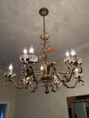 Stunning chandelier, retails for over $1000