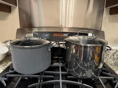 2 like new Cuisinart pots