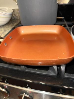 Two like new frying pans non stick