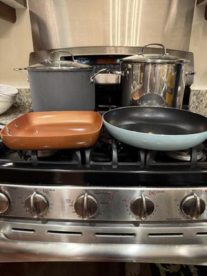 Two like new frying pans non stick
