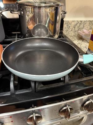 Two like new frying pans non stick