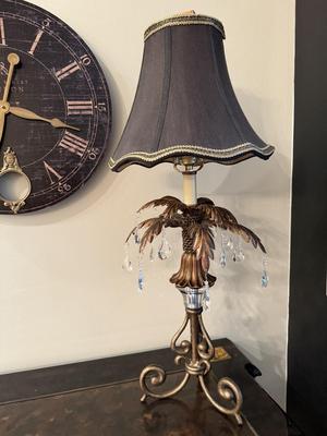 Table lamp with leaf and crystal detail
