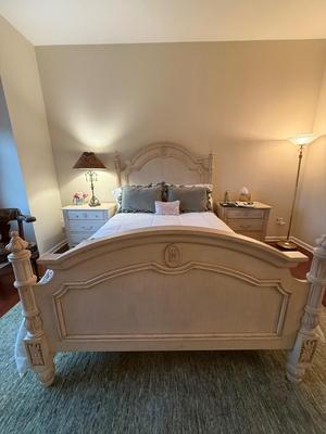 Excellent find: Gorgeous Domain cream bedroom set