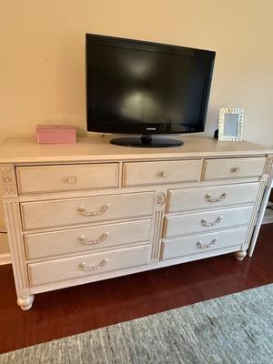 Excellent find: Gorgeous Domain cream bedroom set