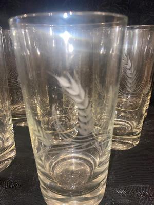 8 PINK DEPRESSION PLATES ETCHED WITH GRAPES AND 8 CLEAR ETCHED GLASSES