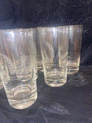8 PINK DEPRESSION PLATES ETCHED WITH GRAPES AND 8 CLEAR ETCHED GLASSES