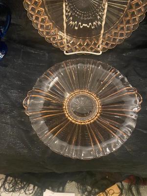 2 PINK GLASS PLATTERS AND 4 BLUE GLASS MUGS