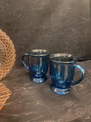 2 PINK GLASS PLATTERS AND 4 BLUE GLASS MUGS