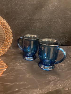 2 PINK GLASS PLATTERS AND 4 BLUE GLASS MUGS
