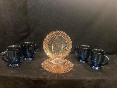 2 PINK GLASS PLATTERS AND 4 BLUE GLASS MUGS