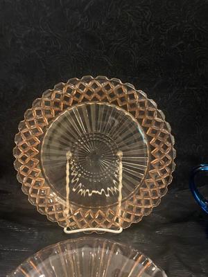 2 PINK GLASS PLATTERS AND 4 BLUE GLASS MUGS
