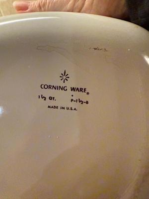 1 1/2 qt Corning ware dish with lid