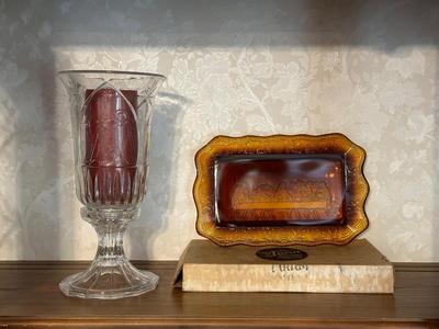 TIARA AMBER GLASS PLATE OF THE LAST SUPPER AND GLASS CANDLE HOLDER