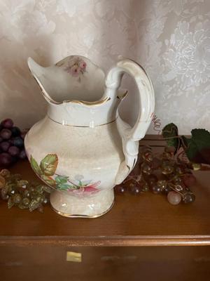 VINTAGE PITCHER AND GLASS GRAPES