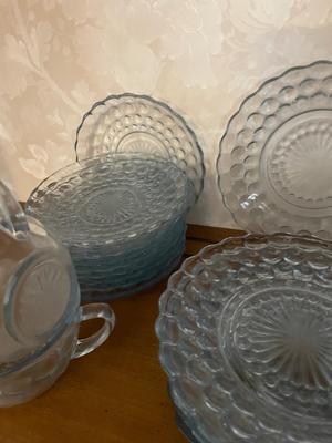 EIGHT PLACE SETTING ANCHOR HOCKING LIGHT BLUE BUBBLE GLASS DINNERWARE