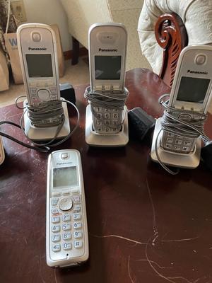 PANASONIC CORDLESS PHONE W/4 HANDSETS & AT&T CORDED LANDLINE