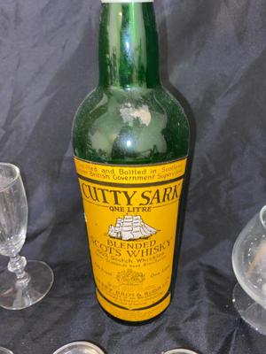 SCOTTISH WHISKEY BOTTLE AND ACCOMPANYING GLASSWARE