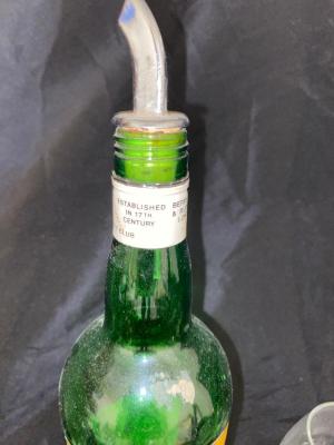 SCOTTISH WHISKEY BOTTLE AND ACCOMPANYING GLASSWARE