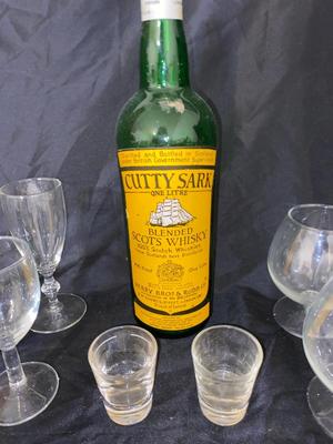 SCOTTISH WHISKEY BOTTLE AND ACCOMPANYING GLASSWARE