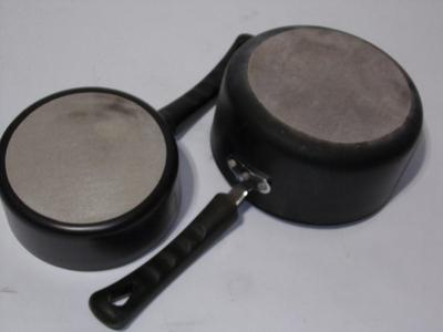 2 cooking pots