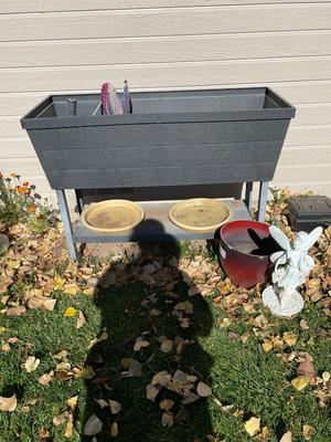 URBAN BLOOMER RESIN ELEVATED GARDEN BED