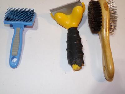 Pet food/water bowl & 3 pet care items.