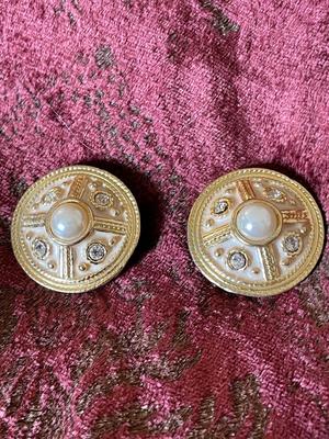 CUFFLINKS AND EARRINGS